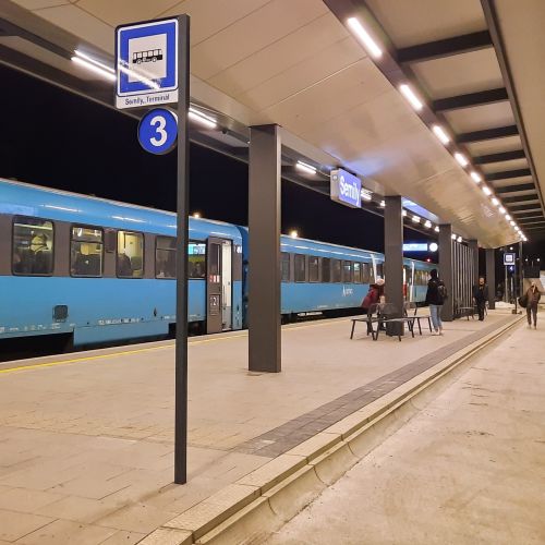 vizuál - nástupiště terminál - noc