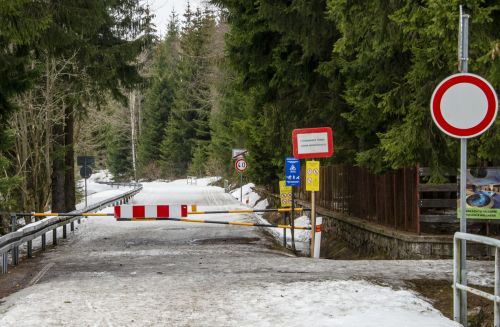 Zima je tady! Silnice Souš–Smědava se zavírá a otevře se až na jaře.
