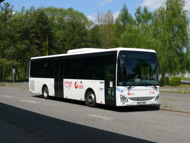 BUS_Crosway LE 12M na sluníčku-zelené pozadí(1)